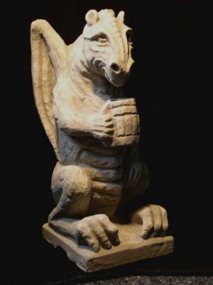 Sitzende Drache mit Krug - Arkadius Frajny - auf - Array - Sitzende Drache mit Krug - Arkadius Frajny - auf - Array -