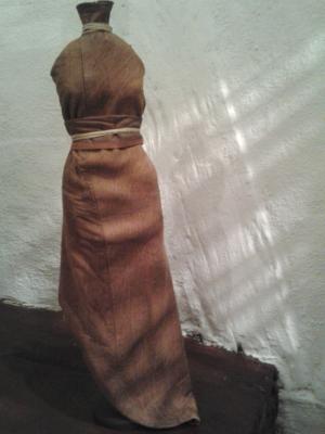 kleine Figur in Leder - Ursula Langa - auf - Array - kleine Figur in Leder - Ursula Langa - auf - Array -